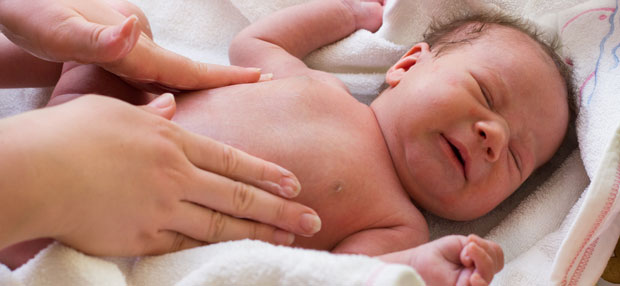 Изображение Как лечить колики у новорожденных? на Schoolofcare.ru!