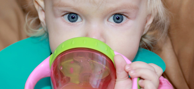 Изображение Пьем и поем: как научить ребенка пить из чашки на Schoolofcare.ru!