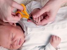 Изображение Как постричь ногти младенцу и расчесать его на Schoolofcare.ru!
