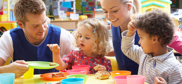 Изображение Как научить ребенка кушать самостоятельно на Schoolofcare.ru!